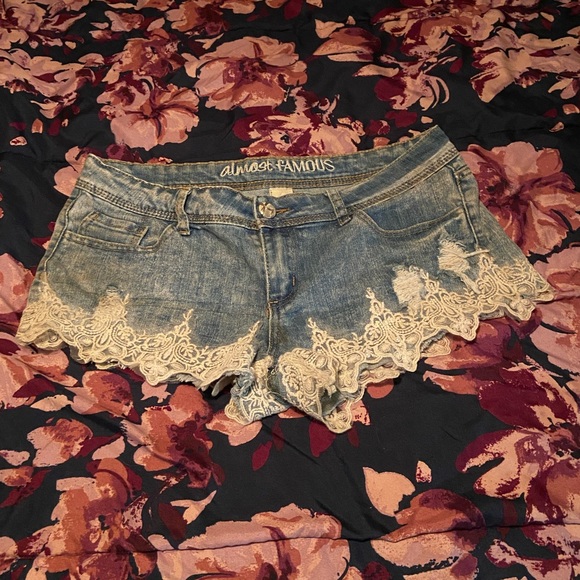 π€© 3 FOR $25 π€© Lace Jean Shorts